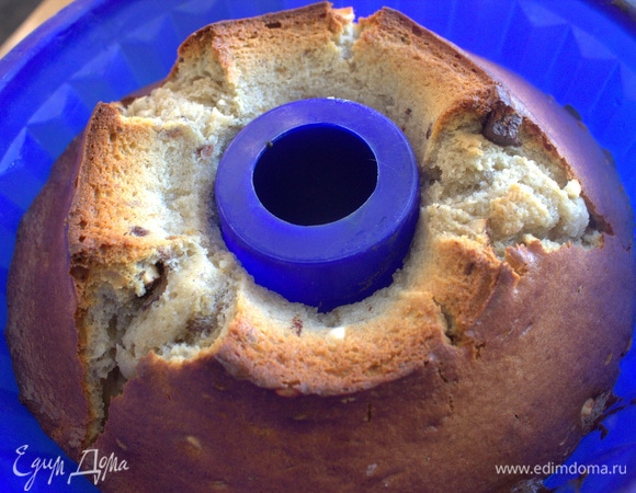 Выпекать 40–45 минут при 180°C, пока шпажка в самых толстых местах не станет сухой.