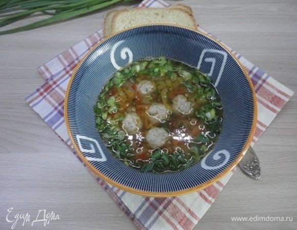 Разлить суп по тарелкам, украсить зеленью и подавать к столу со свежим хлебом.