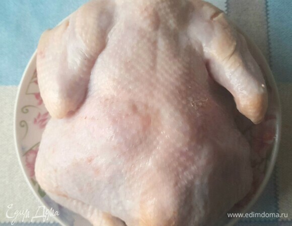 Курицу тщательно вымыть и обсушить бумажным полотенцем.