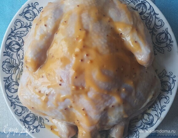 Соединить все ингредиенты для маринада и хорошо перемешать. Половиной приготовленного маринада обмазать курицу внутри и снаружи, а затем поставить ее в холодильник (держать до 12 часов).