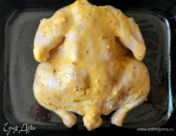 По истечении времени выложить курицу в глубокую форму, смазанную растительным маслом. Поставить емкость с тушкой в духовку, разогретую до 180°C и запекать до полуготовности. Периодически поливать мясо выделяющимся соком.