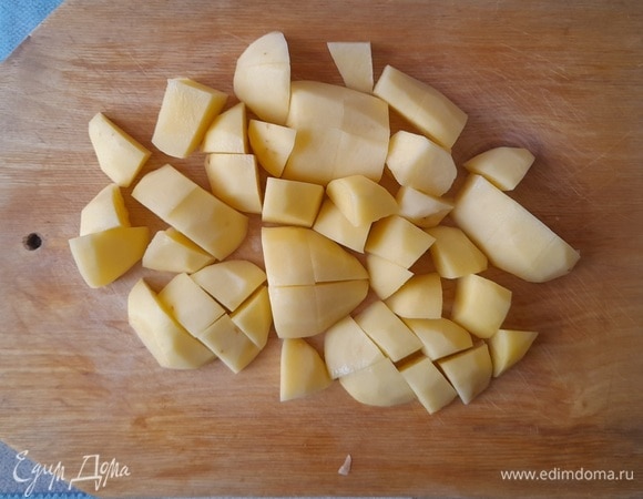 Пока запекается курица, подготовить овощи. Картофель очистить, вымыть, обсушить, нарезать средними кубиками.