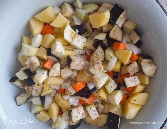 Затем сложить их в миску, немного посолить, поперчить и перемешать.