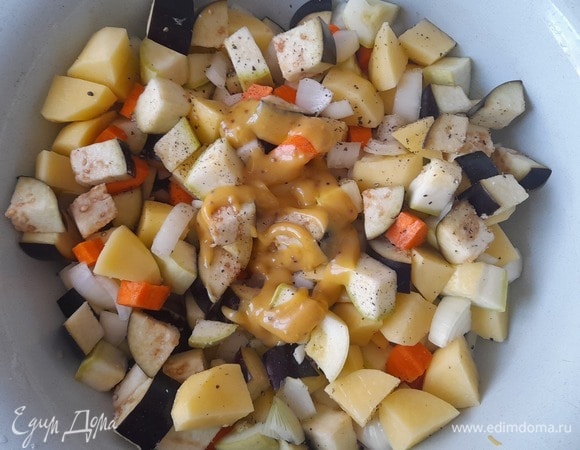 Полить овощи оставшимся маринадом, перемешать и оставить до приготовления.