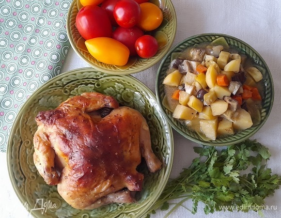Готовое блюдо достать из духовки и разложить по тарелкам. Подать со свежими овощами и зеленью или салатом. Приятного аппетита!