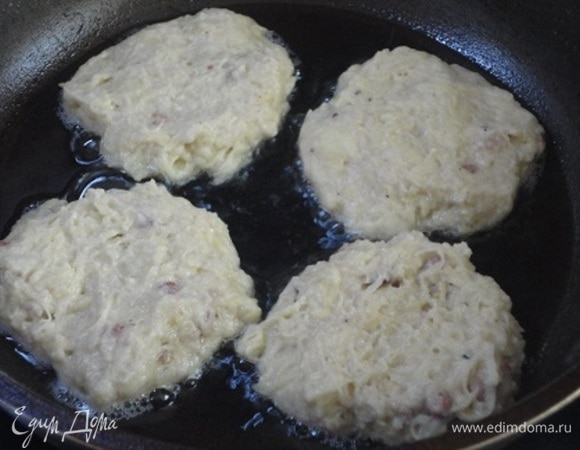 Разогреть растительное масло в сковороде и обжаривать оладьи на среднем огне по 3–4 минуты с каждой стороны до золотистой корочки.