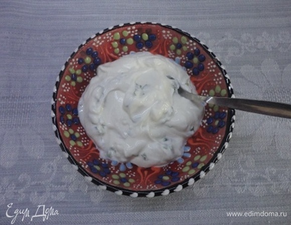 Для соуса смешать сметану с любимой зеленью и щепоткой соли.