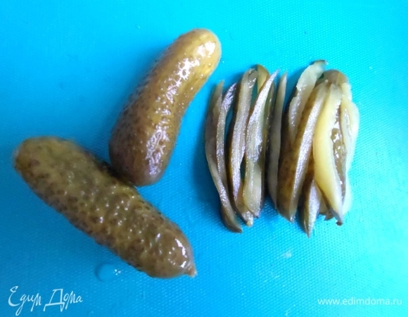 Огурцы мелко нарезать, рассол промокнуть.