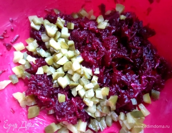 Свеклу отварить, натереть и соединить с огурцами.