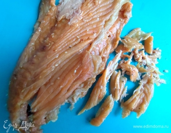 Копченый лосось отделить от костей.
