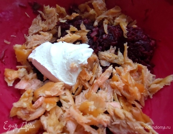 Добавить рыбу к свекле и заправить маскарпоне или густой сметаной.