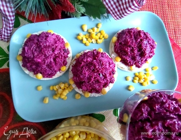 Распределить салат на рисовые галеты.