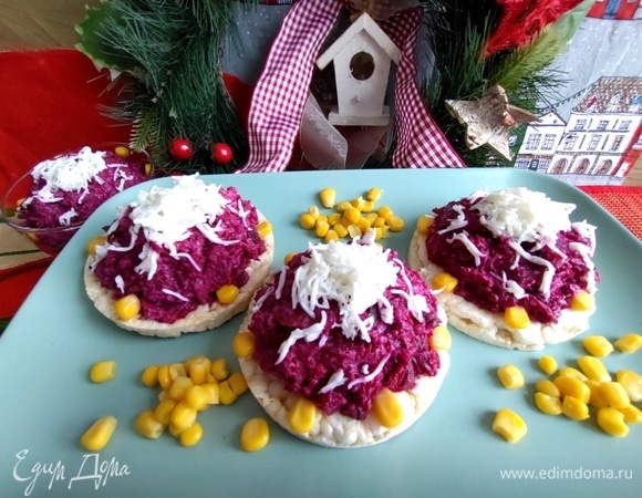 Белок мелко натереть сверху для украшения и добавить кукурузу.