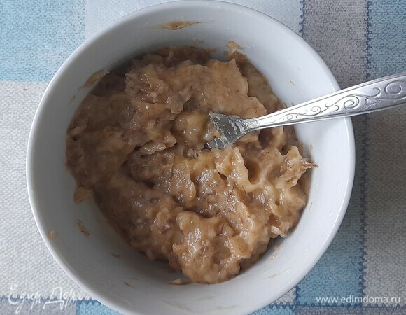 Измельчить любым способом, например, размять вилкой или протереть через сито, чтобы избавиться от волокон. 