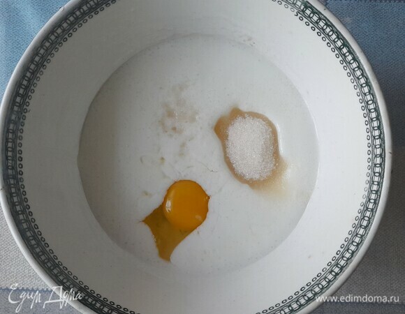 Кефир слегка подогреть. Соединить его с яйцом, солью и сахаром. Взбить до однородности.