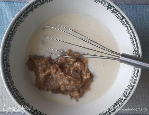 Добавить в кефирную массу банановое пюре, перемешать.