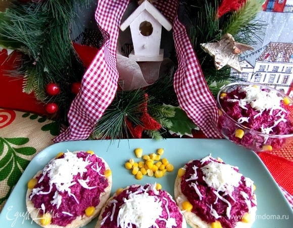 Какое-то время салат может постоять в холодильнике до подачи. Любителям свеклы понравится!