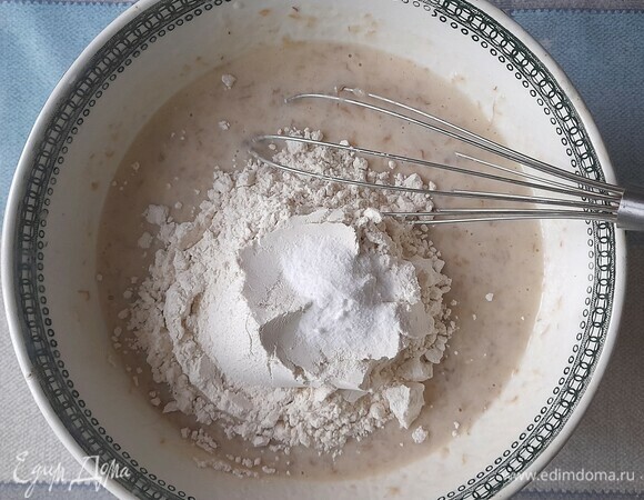 Всыпать просеянную муку (объем стакана — 250 мл) с содой. 