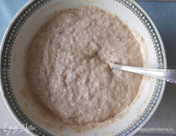 Перемешать массу ложкой и замесить тесто.