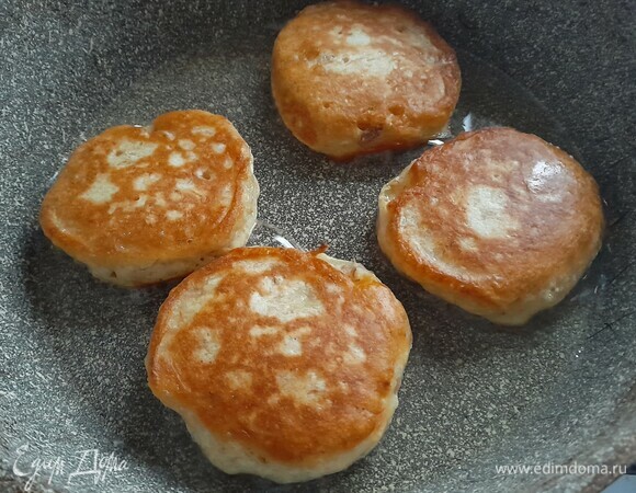 Аккуратно перевернуть на другую сторону и обжарить до румяности.