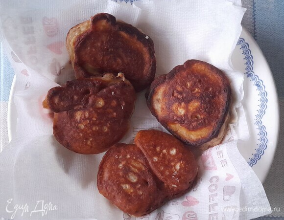 Готовые оладьи выложить на бумажное полотенце, чтобы впитались излишки масла.