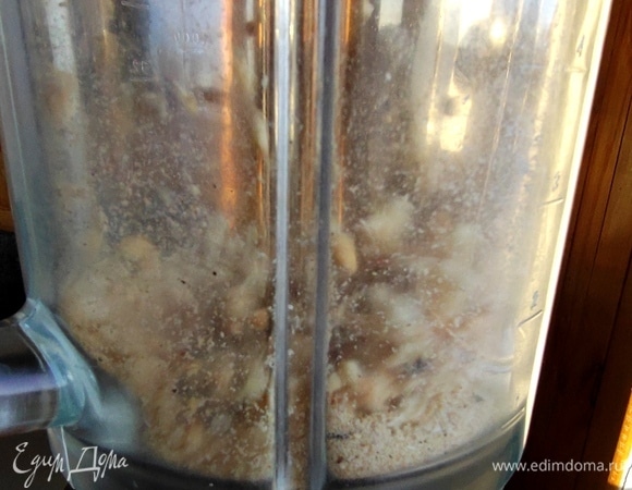 Вначале измельчаем арахис.