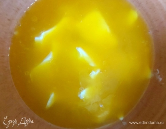 Растапливаем масло или маргарин.