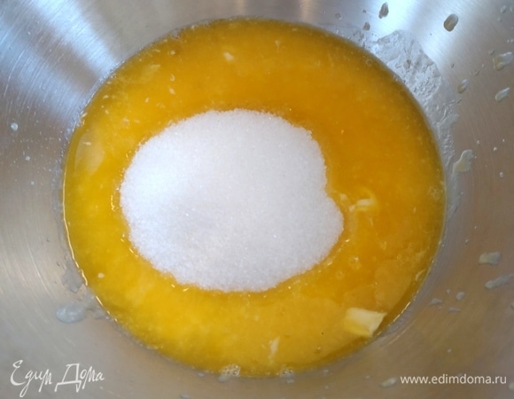 Всыпаем сахар, соль и ваниль.