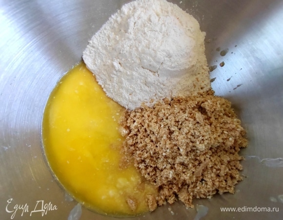 Затем муку и ореховую смесь.