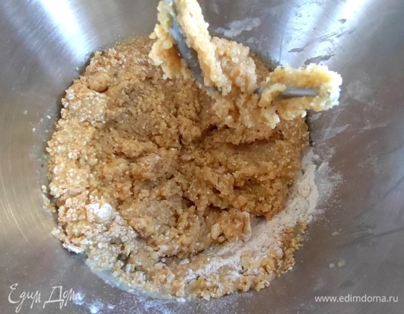 Смешиваем с помощью тестомеса.