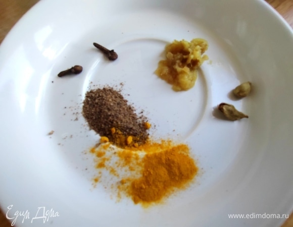 Специи растираем, имбирь натираем или берем сухой.