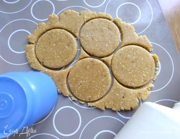 Тесто раскатываем, вырезаем из него кружочки.