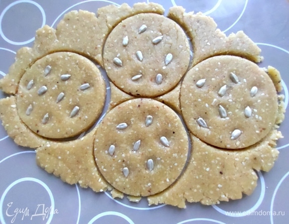 Вдавливаем сверху семечки.