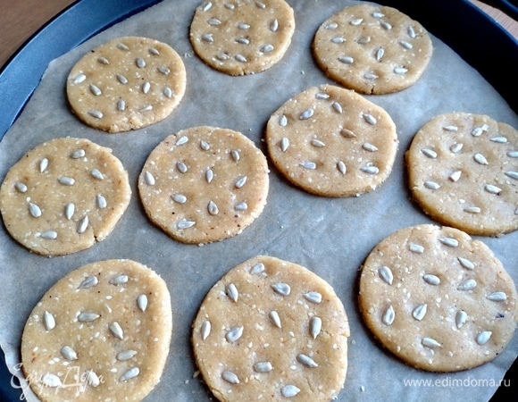 Переносим на пергамент и печем в духовке при 180°C. Я выпекала в пиццемейкере партиями (по 12 минут).