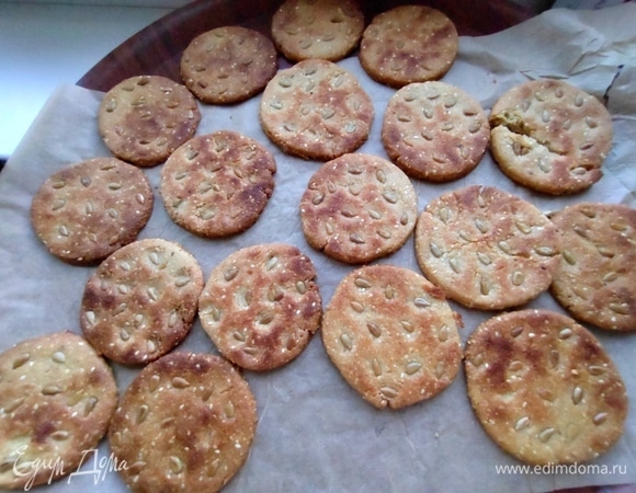 Печенье горячее очень хрупкое, осторожно переносим его на поднос.