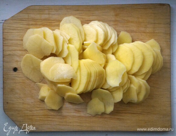 Картофель очистить от кожуры, вымыть, обсушить бумажным полотенцем. Нарезать тонкими кружками.