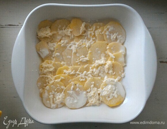 Полить картофель частью сливочно-сырной заливки.
