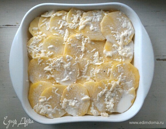 Далее выложить слоями остальной картофель, поливая заливкой.