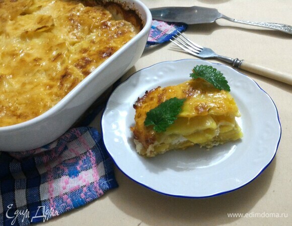 Подать горячий картофельный гратен к столу прямо в форме. Разложить по порциям. К гратену можно подать свежие овощи или салат из овощей и зелени. Приятного аппетита!