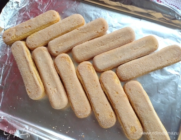 На подносе с фольгой сделать из печенья фигуру в виде елочки.