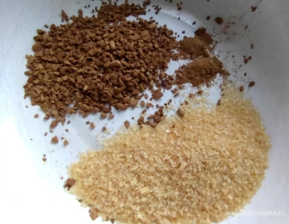 Заварить кофе или развести растворимый с сахаром и корицей.