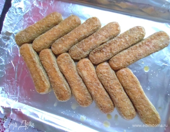 Обмакнуть печенье в кофе и перенести на фольгу.