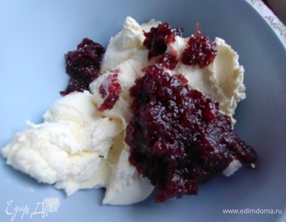 Для крема смешать маскарпоне с кисловатым брусничным джемом.