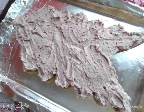 Нанести половину крема на мокрое печенье.