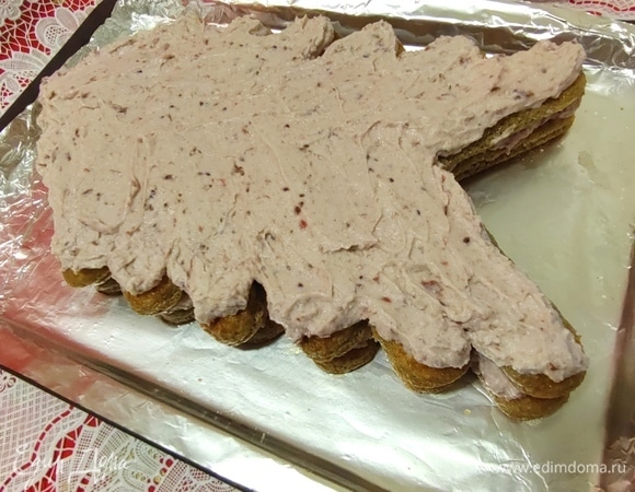 Нанести сверху остальной крем.