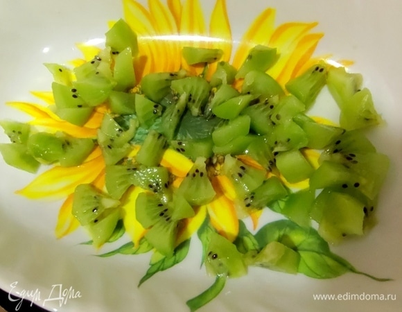 Киви очистить, нарезать.