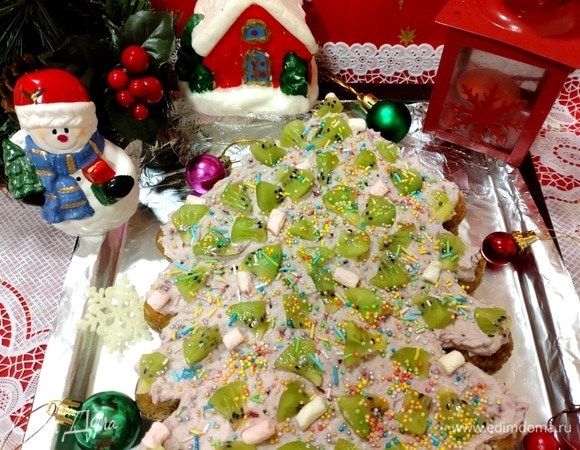 Украсить верх кусочками киви.