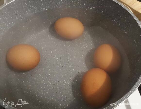 Вскипятите 1 литр воды и сразу же снимите с огня. Затем влейте 200 мл холодной воды, размешайте, аккуратно опустите туда яйца, накройте крышкой и оставьте на 17 минут. Затем выньте из воды и оставьте остывать 5 минут.