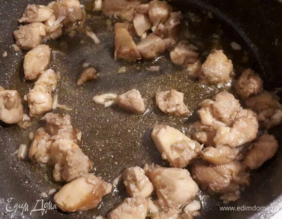Пока яйца готовятся, нарежьте грибы на кусочки и обжарьте с раздавленным чесноком.