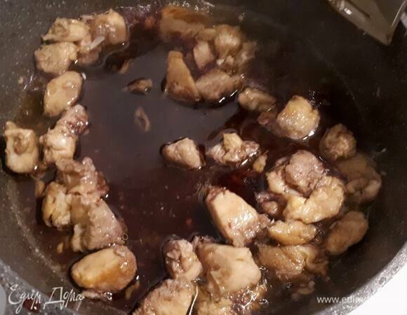 Влейте вино, добавьте специи и выпарите влагу на сильном огне, постоянно помешивая.